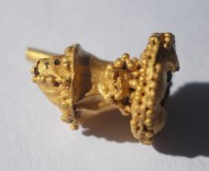 Золотая хазарская сережка с бусинами