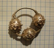 Древнерусский трёхбусенный серебряный колт, украшенный сканью. Первая половина 13 века