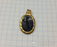 Золотой кулон  с изображением Табити (Весты) змееного божества на камне