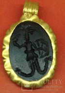 Золотой кулон  с изображением Табити (Весты) змееного божества на камне