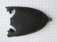 Древнерусский наконечник ножен меча с инкрустированным чернью растительным орнаментом