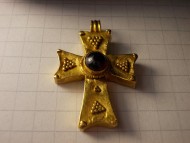 Византийский золотой крест с гранатом