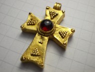 Византийский золотой крест с гранатом