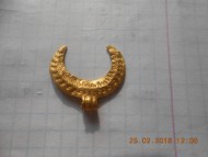 Золотая лунница с орнаментом в виде цифры 6