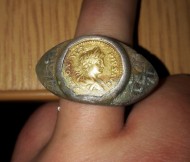Большой серебряный печатный перстень с ауреусом Каракаллы, 210-220-е годы