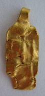 Золотой амулет с изображением человечка