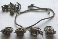 Позднесредневековый кладик серебряных цепочки и четырех колтов