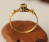 Золотой перстень с камнем ренессансного типа 2 пол 16 в.