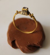 Золотой перстень с камнем ренессансного типа 2 пол 16 в.