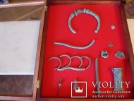 Коллекция украшений кельтов: Шейная гривна, украшенная стеклянными вставками; платежные браслеты, топор-кольт, литейные формы, привеска