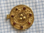 Древнеримская золотая круглая подвеска покрытая зернью и камнями