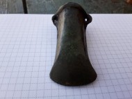 Двуушковый топор-кельт Карпатского типа трапециевидной фаской, 13 век до н. э.