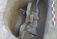 Подбойная могила с помещенными в нее кремированными останками.<!--br--><br />Некрополь Фронтовое 3