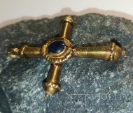 Старинный золотой крестик с камнем в средокрестии