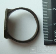 Перстень бронзовый с сюжетным узором
