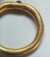 Древнее толстое золотое кольцо с красным камешком