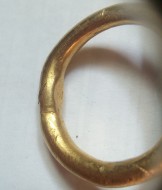 Древнее толстое золотое кольцо с красным камешком
