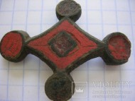 Крестообразная накладка с красной эмалью. Киевская археологическая культура
