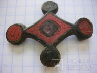 Крестообразная накладка с красной эмалью. Киевская археологическая культура