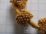 Золотой трехбусинный колт, украшенный зернью