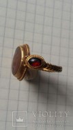 Античный золотой перстень украшенный тремя красными камнями