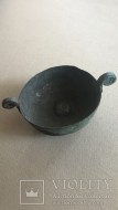 ﻿Древняя бронзовая чашечка с остатками серебрения