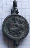 Круглый энколпион 13 века, Распятие Христово с Предстоящими - Богородица Одигитрия