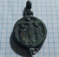 Круглый энколпион 13 века, Распятие Христово с Предстоящими - Богородица Одигитрия