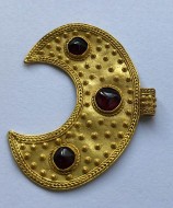 Золотая лунница с красными камнями конца Черняховской культуры