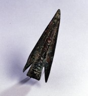  Древний бронзовый втульчатый наконечник с надписью