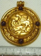 Золотой медальон с Грифоном терзающим Лань