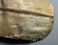 Золотая височная подвеска в виде листа. Культура шнуровой керамики, вторая половина III тыс. до н.э.