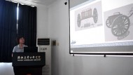 Хуан Сяоцзюань, научный сотрудник Института археологии провинции Шэньси, рассказывает о реставрации бронзовой колесницы, 30 июля 2020 г. / Синьхуа