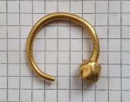 золотая и серебряная серьга с литым многогранником 5-6 век