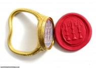 Золотое кольцо, которому 400 лет, будет продано на аукционе за 30 000 фунтов стерлингов после того, как оно было обнаружено торговцем рыбой.