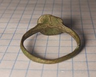 Древний перстень: воин с копьём на круглом щитке