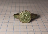Древний перстень: воин с копьём на круглом щитке
