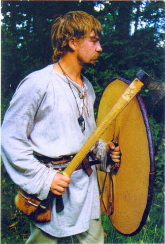 викинг с топором и мечом