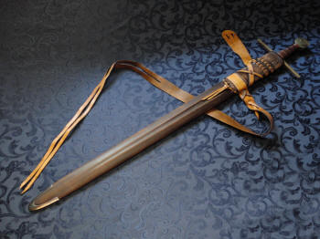 рыцарский меч в ножнах