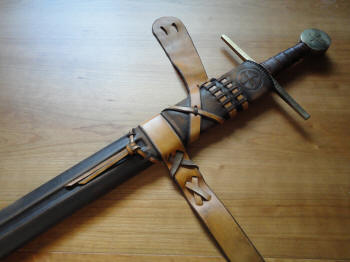 ременная перевязь на ножнах меча