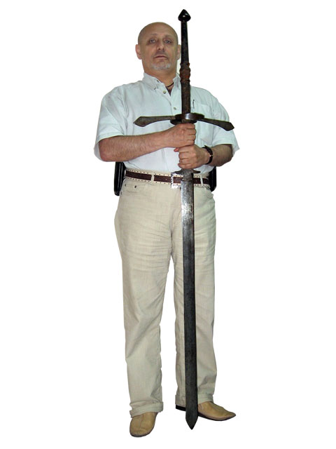 Шлайфер Виталий Григорьевич, с гордостью своей коллекции оружия. Испанским Двуручным мечом, длина: 1603 мм, вес 2,8 кг.