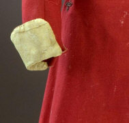 Фрагмент красного кунтуша, кон. XVII в. Из собрания Военного музея в Стокгольме. Сукно, подкладка шелковая.