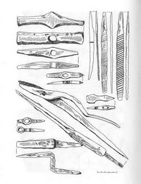 Железные орудия труда: кузнечные молотки, ножницы для резки металла, малые ювелирные молоточки, наковаленка