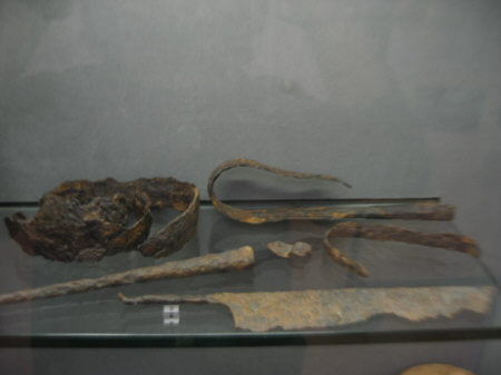 «Ритуально убитый» оружейный комплекс «воина из Кассасельватики» в экспозиции в Национальном археологическом музее Пармы