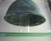 Кольца (одно не сохранилось) для крепления шнурка во внутренней затылочной части бронзового шлема. Монтефортино, 400-300 год до н.э. 