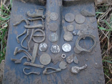 Находки древнеримских монет, латенских и древне средне и поздне римских римких фибул ременных пряжек. Приалекает внимание крупный солярный амулет в форме «кельтский крест», гальштатская фибула-сюльгама без иглы. Еще есть древнеримский ключ и большое количество серебряных монет.