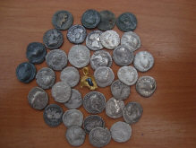 Римские серебряные денарии и золотая привеска 