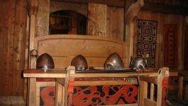 Реконструкции оружия и доспехов дополняют викинговский антураж