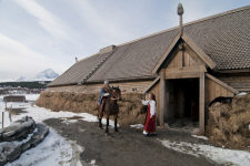 Вождь древних норвежцев (ярл). его жена, дом вождя воссозданы в музее на Лофотенских островах