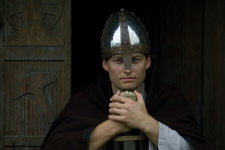 Посетители музея могут одеть шлем, накинуть плащ взять в руки меч и посуствовать себя на тысячу лет старше